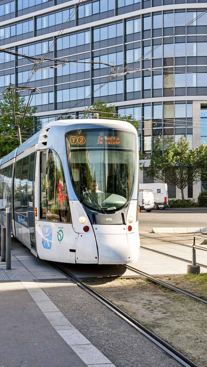 La station du tramway T2 Pont de Bezons, au pied des immeubles de bureaux.