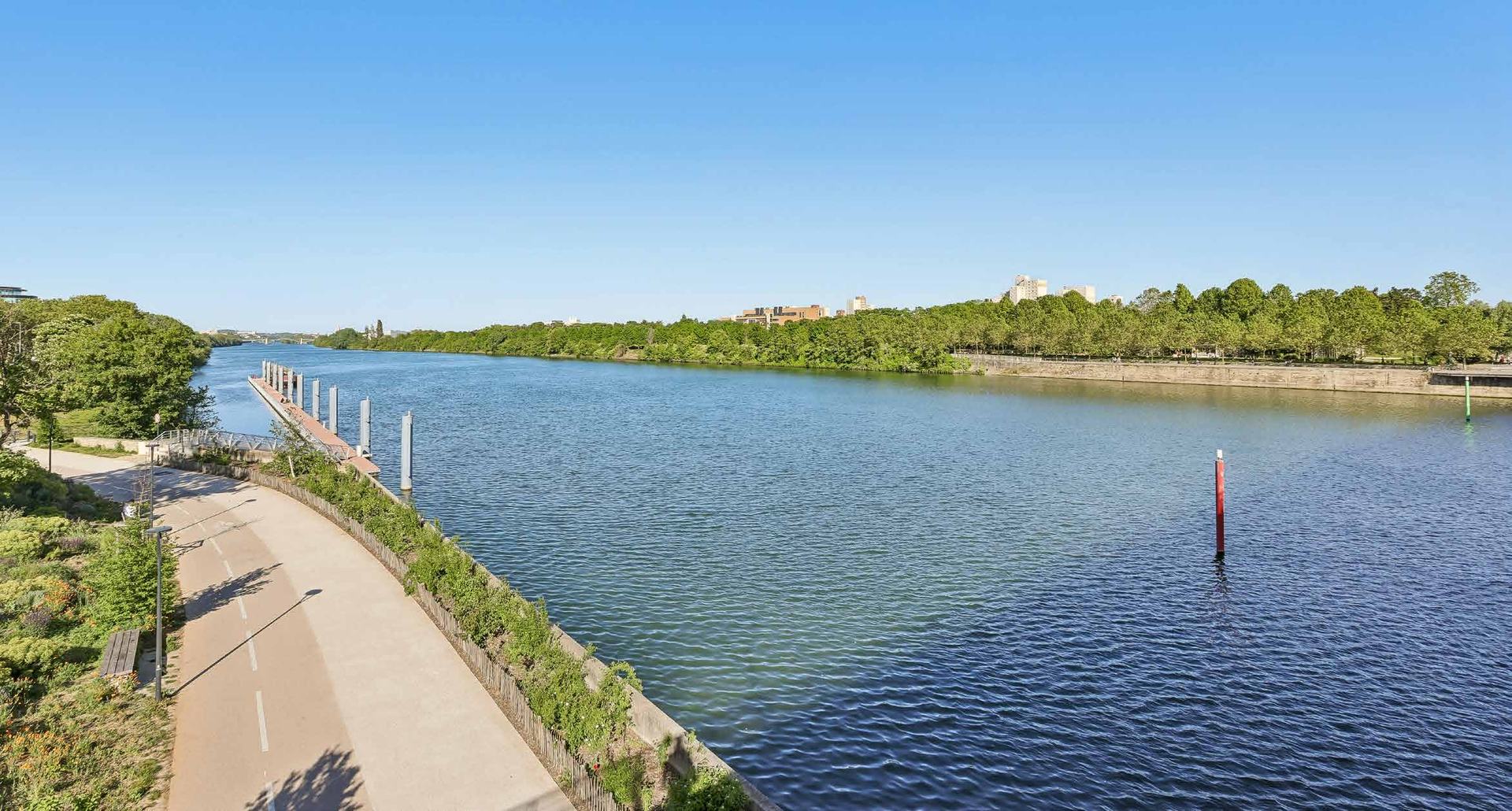 Les berges de Seine à Bezons : promenade plantée, ponton et fil de l’eau vers le Grand Paris.